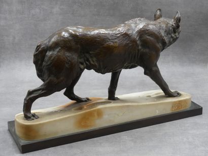 Le Loup Charles VALTON (1851-1918). Le loup dans la neige, bronze sur socle en marbre,...