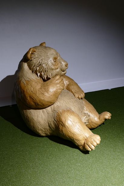 Panda dubitatif Olivier BERTRAND. Panda dubitatif, 2019, sculpture en carton résiné,...