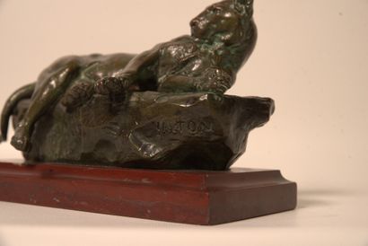 Panthère Charles Valton (1851-1901). Panthère couchée sur un rocher, bronze patiné...