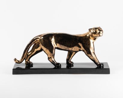 Panthère Panthère en céramique émaillée noire et or, vers 1930-40, petit cachet de...
