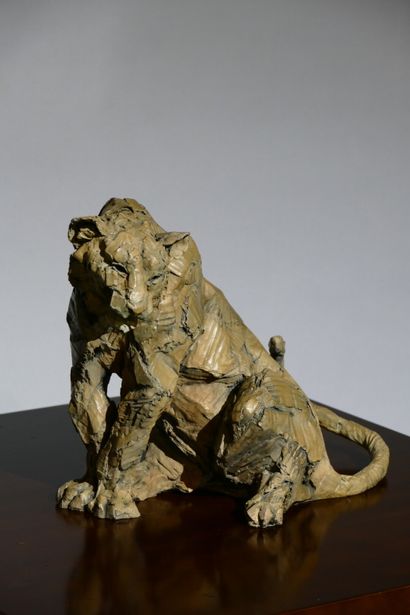 Tigre assis Olivier BERTRAND. Tigre assis, sculpture en bronze, pièce numérotée 1/8...
