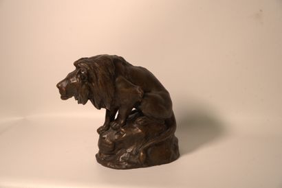 LION Georges Gardet (1863-1939). Lion sur promontoir en forme de tête de lionne,...
