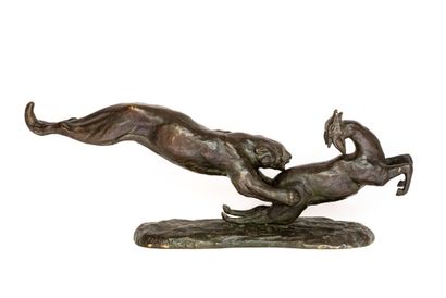 Lionne et antilope Francine CARTIER (XX). Lionne et antilope en bronze à patine verte...