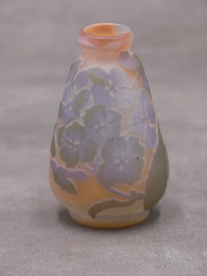 null GALLE. Petit vase en verre multicouche dégagé à l'acide à décor de fleurs dans...