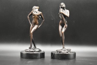 BRONZES Paire de bronzes à patine brune, femme nue, sur socle en marbre. Signée sur...