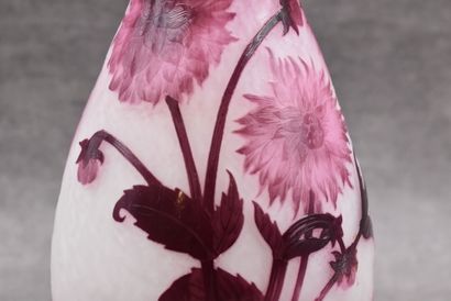 null DELATTE Nancy. Vase en verre multicouche à décor de fleurs, signé sur la panse....