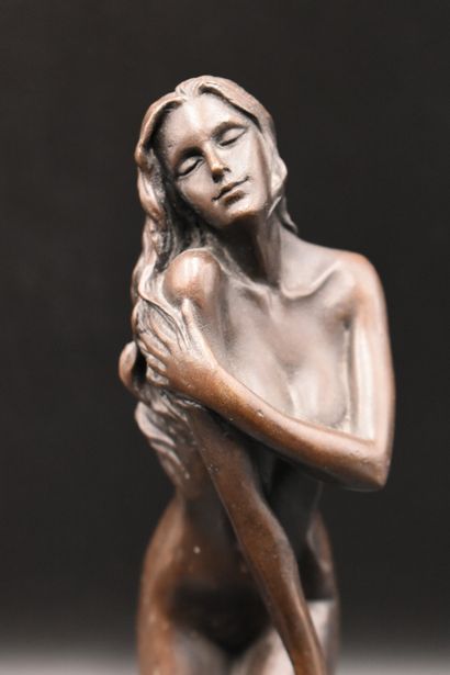 BRONZES Paire de bronzes à patine brune, femme nue, sur socle en marbre. Signée sur...