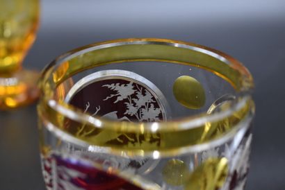 Verres de Bohême Réunion de trois verres de Bohême teinte ambre, au décor de Cervidés...