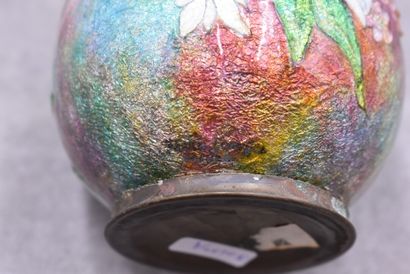null Camille Fauré (1874-1956), Vase en cuivre émaillé à décor de marguerites irisées...