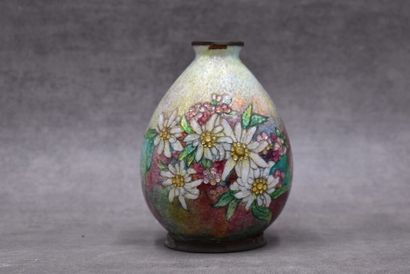 null Camille Fauré (1874-1956), Vase en cuivre émaillé à décor de marguerites irisées...