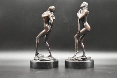 BRONZES Paire de bronzes à patine brune, femme nue, sur socle en marbre. Signée sur...
