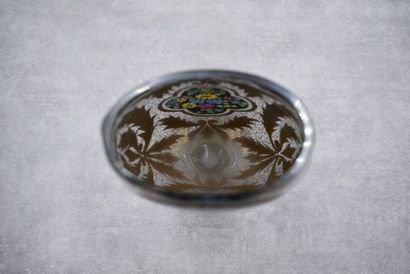 null Dans le goût de Théodore Legras. Vase en verre émaillé à décor stylisé de feuillages....