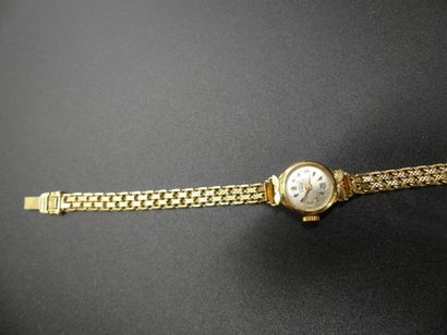 OR Montre Une montre de dame en OR jaune, poinçon tête d'aigle (boîtier et bracelet)....