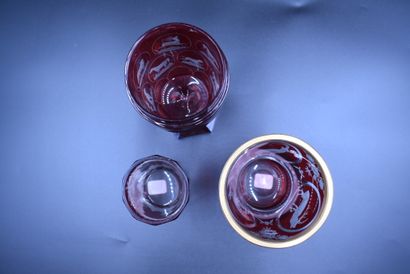 Verres de Bohême Réunion de trois verres de Bohême teinte rouge, à décor de cervidés,...
