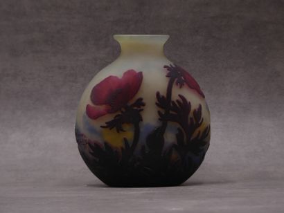 MULLER & Frères. MULLER & Frères. Vase en verre multicouche à décor d'anémones, signé...