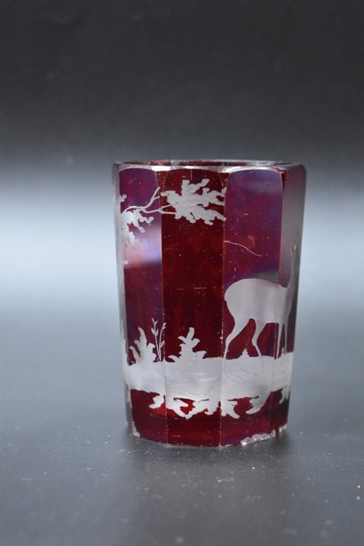 Verres de Bohême Réunion de trois verres de Bohême teinte rouge, à décor de cervidés,...