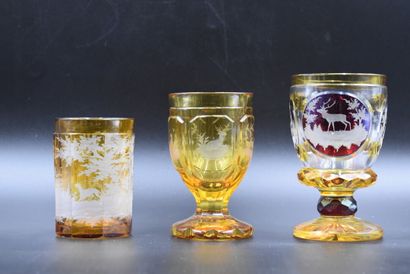 Verres de Bohême Réunion de trois verres de Bohême teinte ambre, au décor de Cervidés...