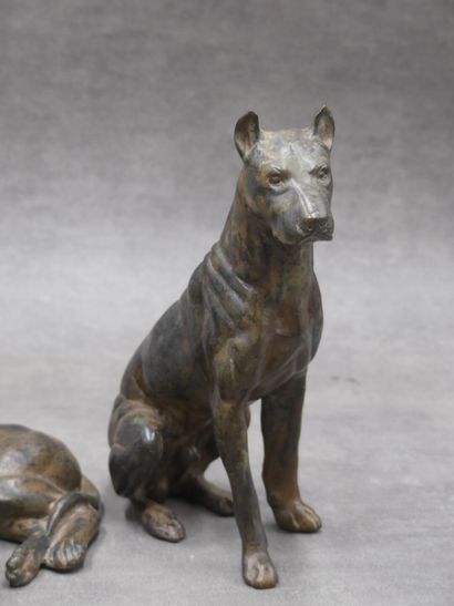 null Pierre CHENET, Suite de 3 chiens en bronze. Dimensions à compléter. Chien debout,...