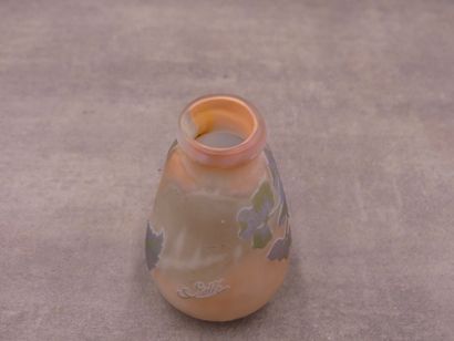 null GALLE. Petit vase en verre multicouche dégagé à l'acide à décor de fleurs dans...