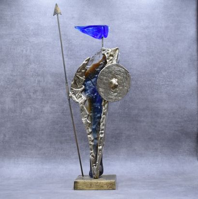 SCULPTURE Yves LOHE (1947), Glatiateur en bronze et verre. Signé. Hauteur : 64 cm....