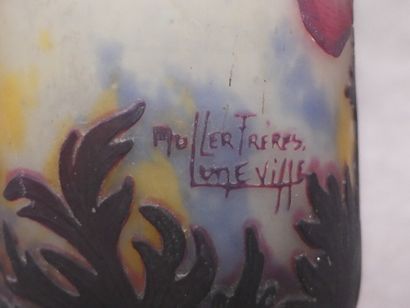 MULLER & Frères. MULLER & Frères. Vase en verre multicouche à décor d'anémones, signé...