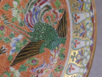 CHINE - CANTON. CHINE - Canton, Assiette en porcelaine à décor polcyrhome de dragon...