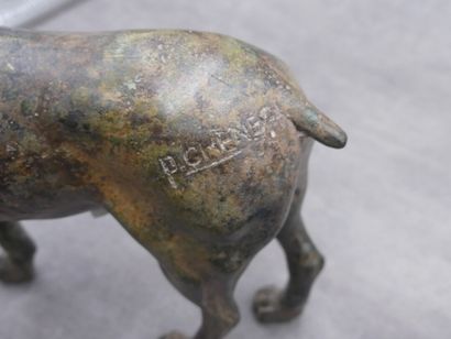 null Pierre CHENET, Suite de 3 chiens en bronze. Dimensions à compléter. Chien debout,...