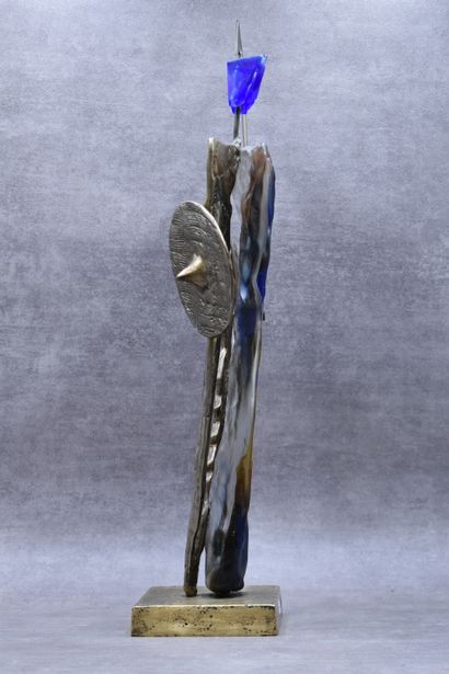 SCULPTURE Yves LOHE (1947), Glatiateur en bronze et verre. Signé. Hauteur : 64 cm....