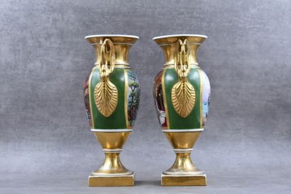 null Paire de vases balustres en porcelaine à prises en forme de signes, décor polychrome...