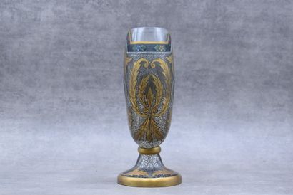 null Dans le goût de Théodore Legras. Vase en verre émaillé à décor stylisé de feuillages....
