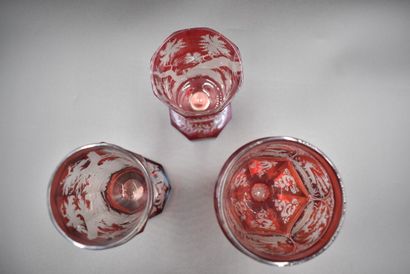 Verres de Bohême Réunion de trois verres à pied de Bohême teinte rouge, à décor de...