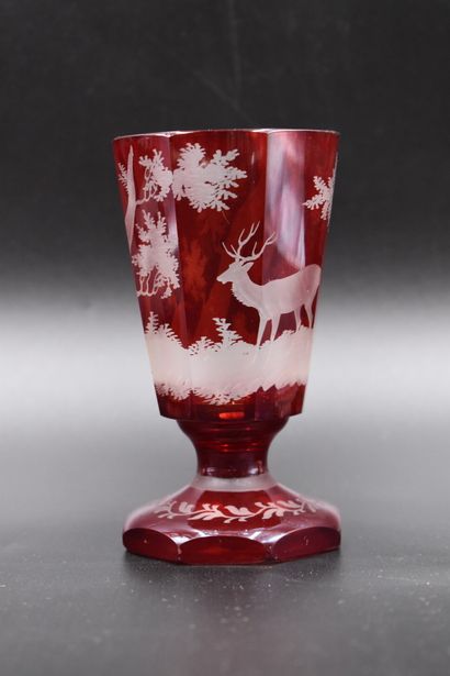 Verres de Bohême Réunion de trois verres à pied de Bohême teinte rouge, à décor de...