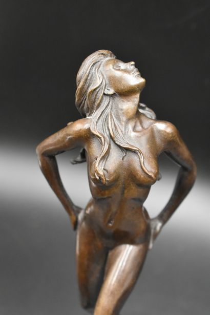 BRONZES Paire de bronzes à patine brune, femme nue, sur socle en marbre. Signée sur...