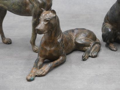 null Pierre CHENET, Suite de 3 chiens en bronze. Dimensions à compléter. Chien debout,...