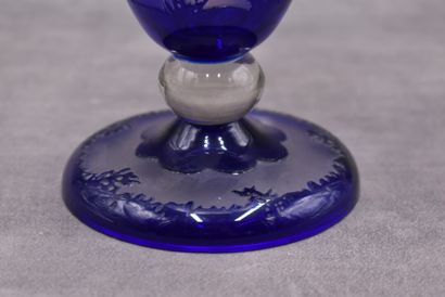 null Vase balustre en cristal fumé à décor de fleurs bleues. Hauteur : 26 cm. diamètre...