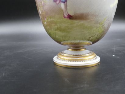 BACCARAT BACCARAT. Vase en opaline à décor de gentilhomme. Hauteur : 21 cm. Un é...