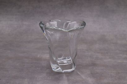 DAUM France DAUM FRANCE. Vase en cristal à bords polylobés, signé à la base. H: 14.5cm....