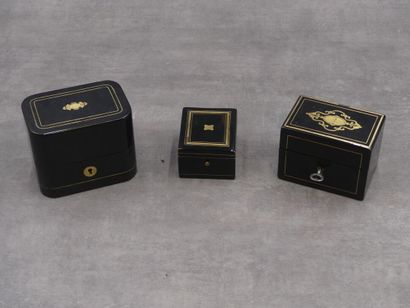 Réunion de trois boîtes en bois Réunion de trois boîtes avec leurs clés ciselées...