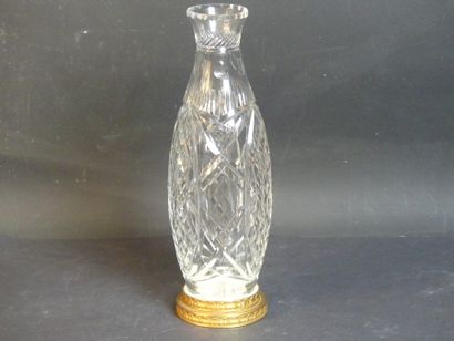 SAINT-LOUIS. Vase en cristal taillé. SAINT LOUIS. Vase en cristal taillé à décor...