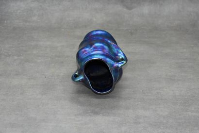 Vase en verre Vase en verre iridescent bleu et violet, deux anses. Epoque Art Déco....