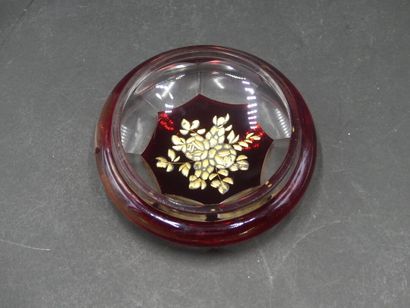 null Bonbonnière en cristal à décor de coupes sur fond rouge. Hauteur : 8 cm. diamètre...