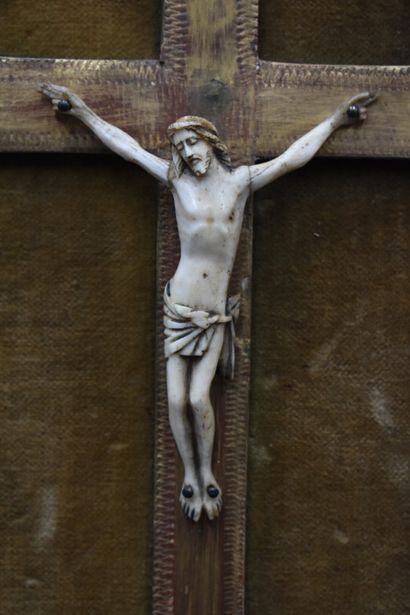 null Christ en croix en ivoire dans son cadre en bois doré. Epoque XIXè siècle. Dimensions...