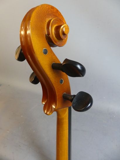 Violoncelle Violoncelle moderne en bois avec son étui. Longueur : 78 cm, hauteur...