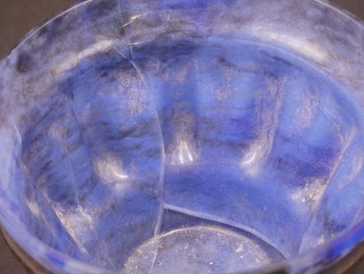 null André DELATTE. Vase en verre bleu et violet avec monture en fer forgé. Signé...