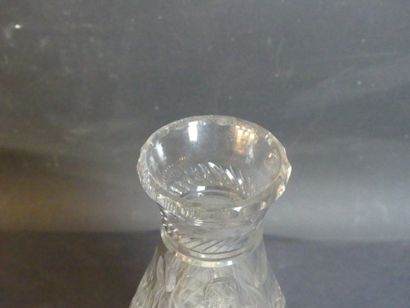 SAINT-LOUIS. Vase en cristal taillé. SAINT LOUIS. Vase en cristal taillé à décor...