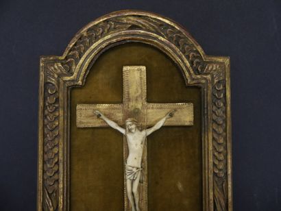 null Christ en croix en ivoire dans son cadre en bois doré. Epoque XIXè siècle. Dimensions...