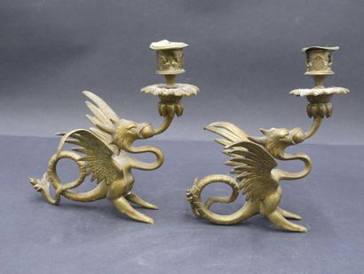 PAIRE DE BOUGEOIRS Paire de bougeoirs en bronze en forme de dragon. Hauteur : 20...