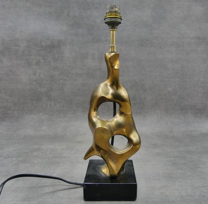 PIED DE LAMPE Pied de lampe en métal doré sur socle en bois. Hauteur totale : 35.5...