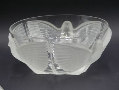 Salaldier Dans le gout de LALIQUE. Saladier aux rapaces en cristal. Diamètre : 25.5...