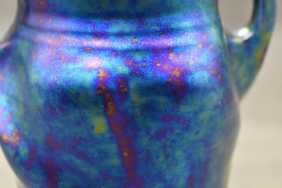 Vase en verre Vase en verre iridescent bleu et violet, deux anses. Epoque Art Déco....